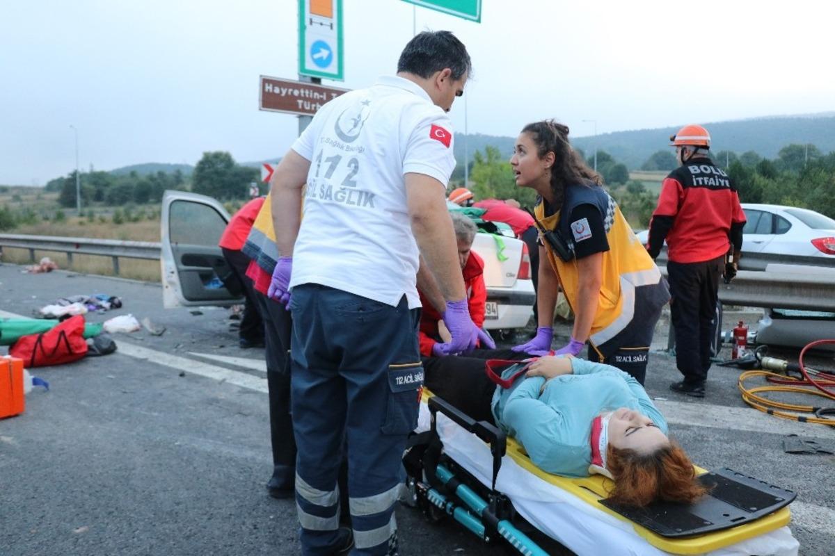 TEM'de feci kaza! 2'si &ccedil;ocuk 13 kişi yaralandı