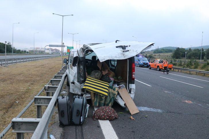 TEM'de feci kaza! 2'si çocuk 13 kişi yaralandı G5