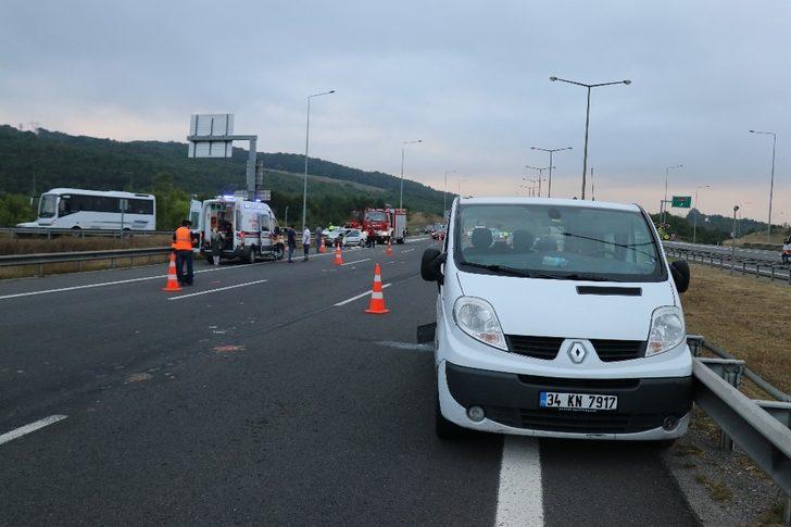 TEM'de feci kaza! 2'si çocuk 13 kişi yaralandı G4