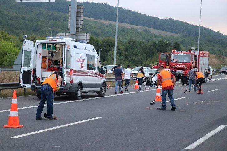 TEM'de feci kaza! 2'si çocuk 13 kişi yaralandı G3