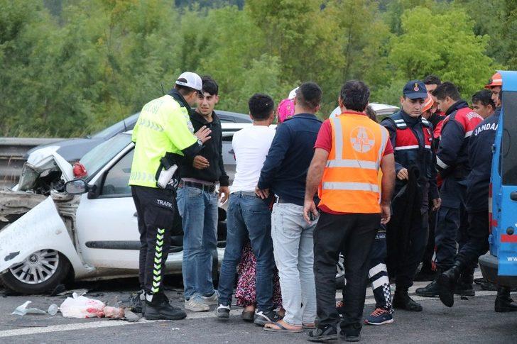 TEM'de feci kaza! 2'si çocuk 13 kişi yaralandı G2