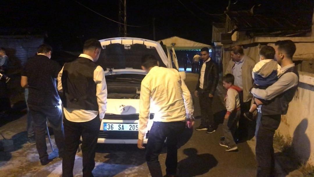 Sarıkamış&rsquo;ta ara&ccedil; motoruna giren iki kedi 4 saatte kurtarıldı