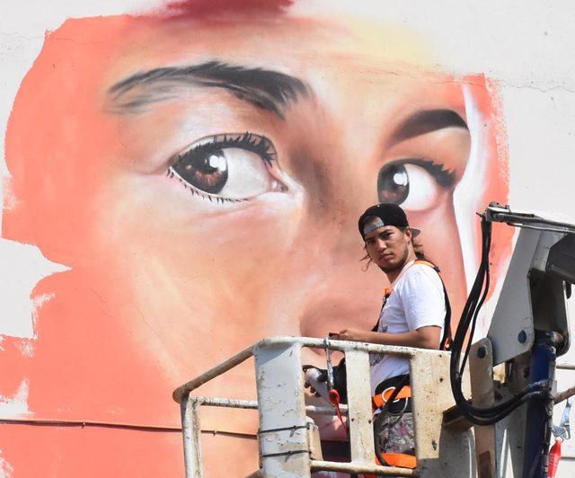 Venezuelalı sokak sanatçısı, Roman çocuklar için okul duvarını boyuyor