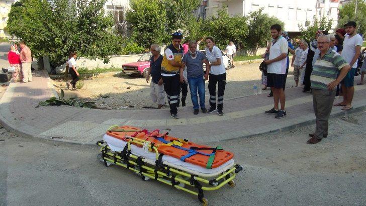 Kavşakta çarpışan araçlar hurdaya döndü: 2 yaralı G2