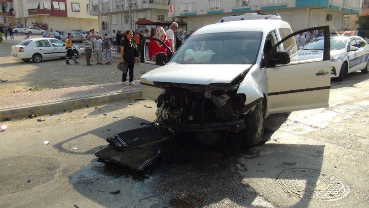 Kavşakta çarpışan araçlar hurdaya döndü: 2 yaralı G4