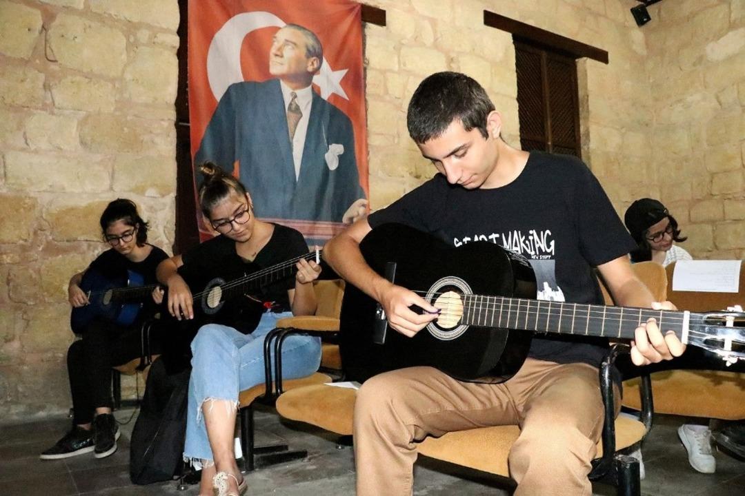 B&uuml;y&uuml;kşehir Belediyesi&rsquo;nin enstr&uuml;man kursları yoğun ilgi g&ouml;r&uuml;yor