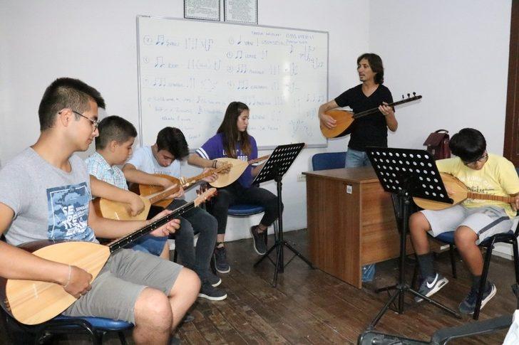 Büyükşehir Belediyesi’nin enstrüman kursları yoğun ilgi görüyor G3