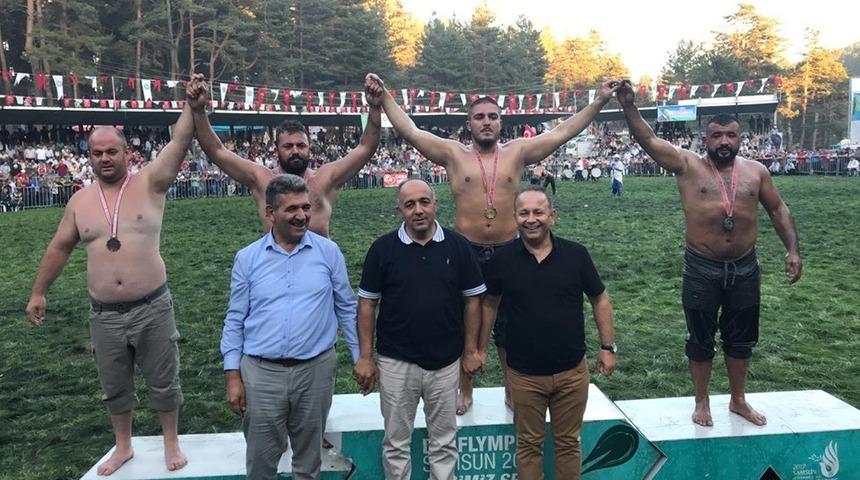 Ariç, yağlı güreşte Adana’ya üçüncülük getirdi