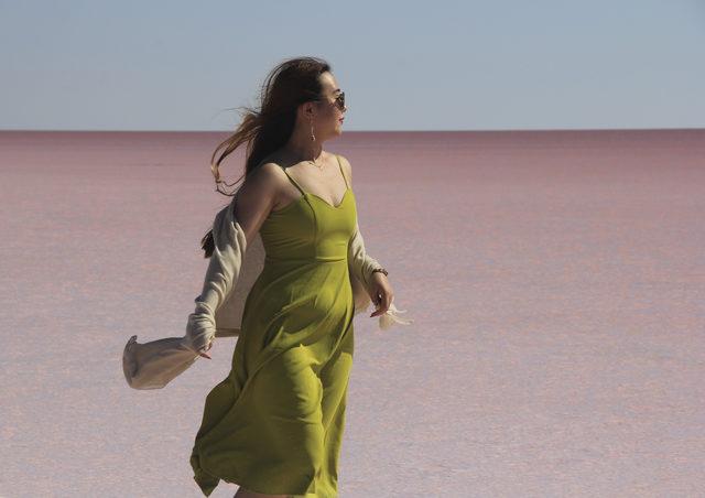 Pembe renge bürünen Tuz Gölü'ne yoğun ilgi 