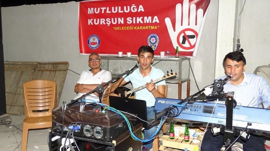 Hisarcık&rsquo;ta &rsquo;Mutluluğa Kurşun Sıkma, Geleceği Karartma&rsquo; afişleri etkili oldu