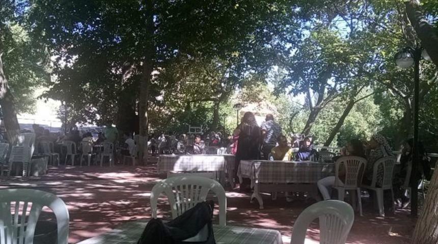 Gediz&rsquo;de aşırı sıcaktan bunalan vatandaşlar Pınarbaşı K&ouml;y&uuml;&rsquo;ne akın ediyor