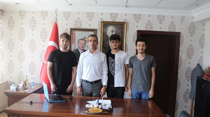&Uuml;niversiteyi kazanan &ouml;ğrencilerden kaymakam Hasan &Ccedil;i&ccedil;ek&rsquo;e  teşekk&uuml;r ziyareti