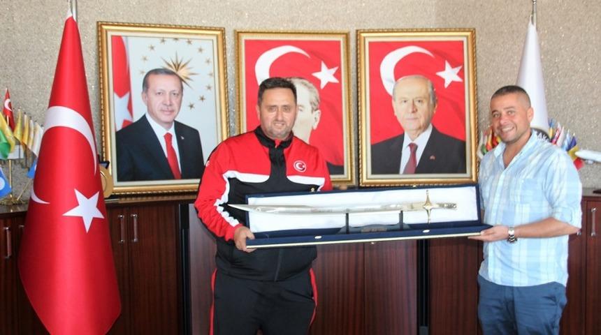 Başkan Yanmaz&rsquo;a kılı&ccedil; hediye edildi