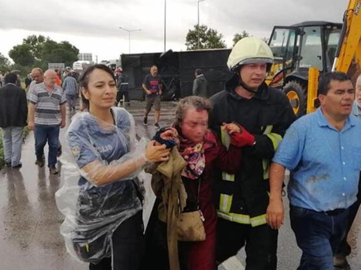 Son dakika: &Ccedil;anakkale'de yolcu otob&uuml;s&uuml; devrildi