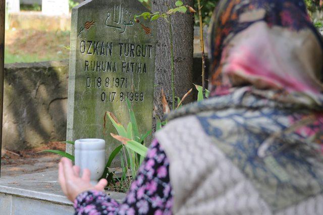 17 Ağustos depreminde hayatını kaybedenler mezarları başında anıldı