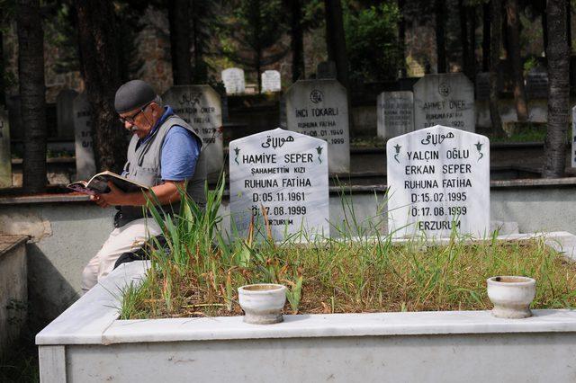 17 Ağustos depreminde hayatını kaybedenler mezarları başında anıldı