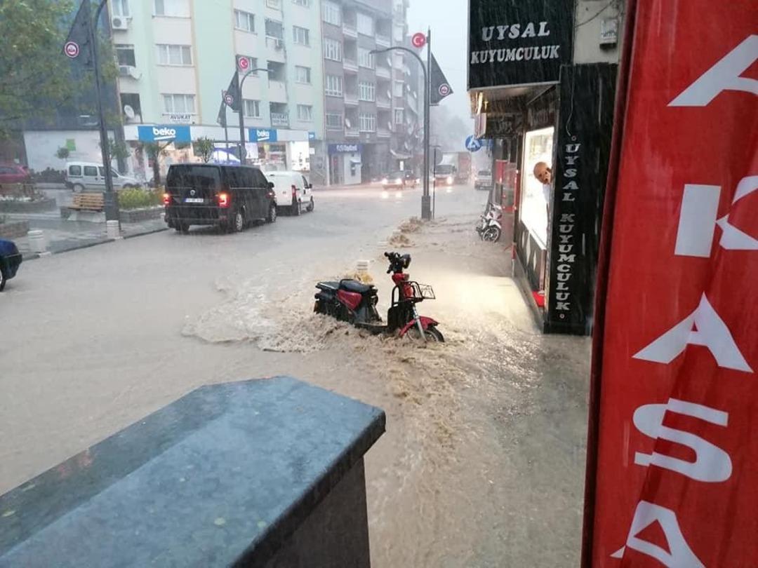Susurluk&rsquo;ta başlayan yağış hayatı olumsuz etkiledi