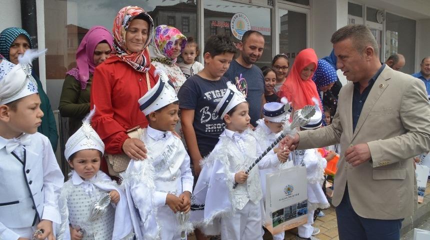 Başkan Acar, sünnet olacak çocukları sevindirdi