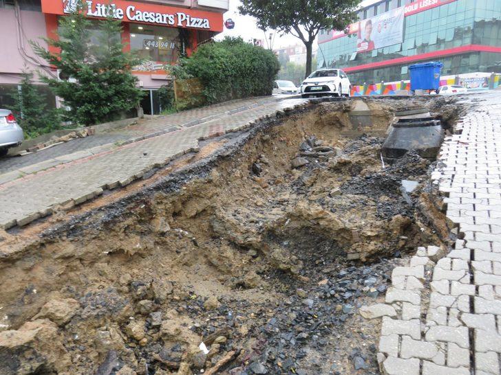Üsküdar'da yol çöktü G3