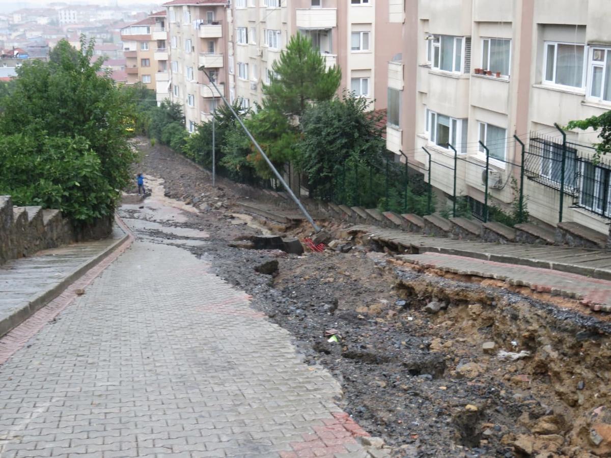 &Uuml;sk&uuml;dar'da yol &ccedil;&ouml;kt&uuml;
