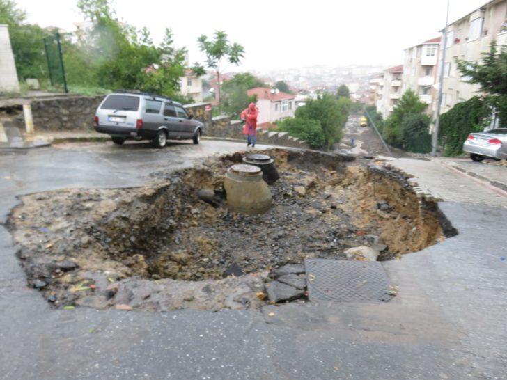 Üsküdar'da yol çöktü G2