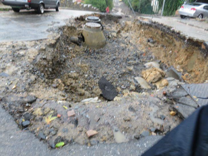 Üsküdar'da yol çöktü G1