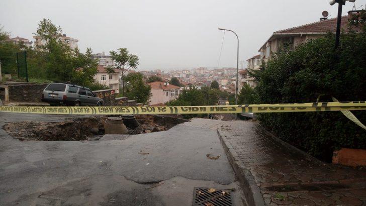 Üsküdar'da yol çöktü G4