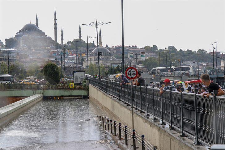 Son dakika: Eminönü alt geçitteki dükkanlar su altında kaldı G1