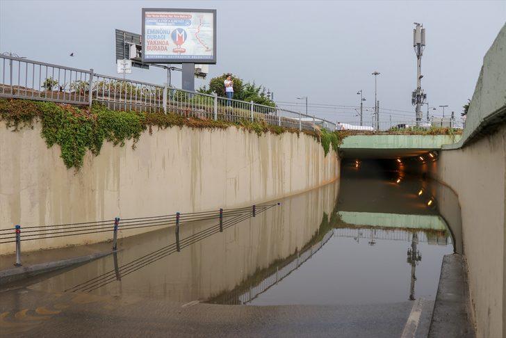 Son dakika: Eminönü alt geçitteki dükkanlar su altında kaldı G3