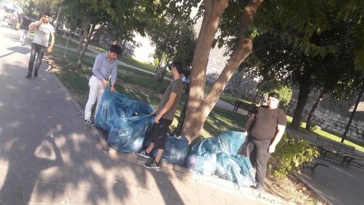 Ülkücüler şehitlerin kanıyla ayakta duran surları temizledi G1