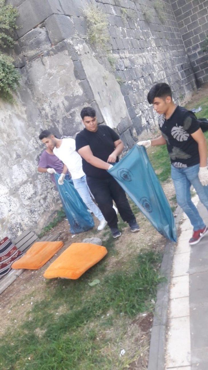 Ülkücüler şehitlerin kanıyla ayakta duran surları temizledi G2