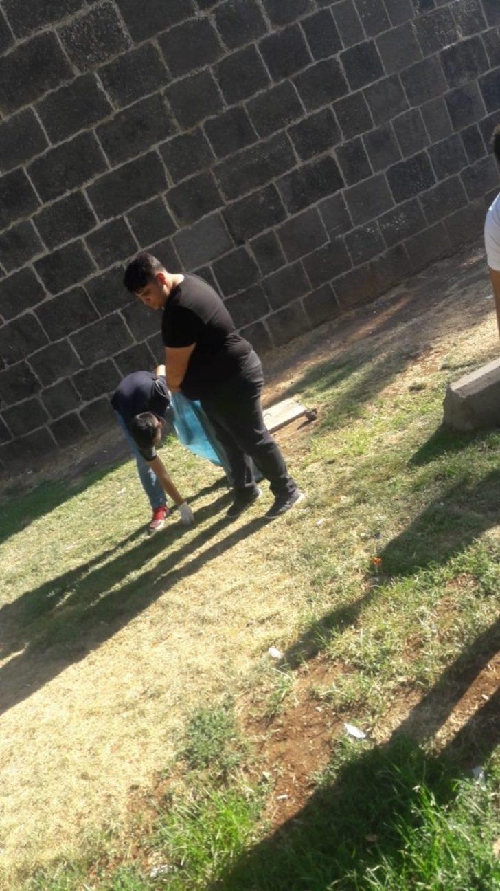 Ülkücüler şehitlerin kanıyla ayakta duran surları temizledi G3