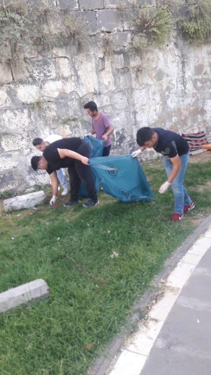 Ülkücüler şehitlerin kanıyla ayakta duran surları temizledi G4