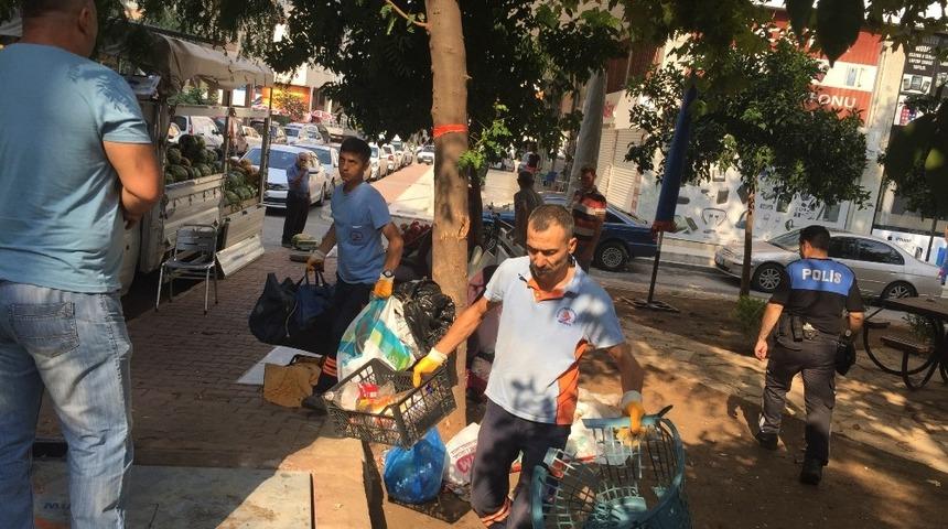 Hurda eşyalarını yığdığı parktan &ccedil;ıkarıldı