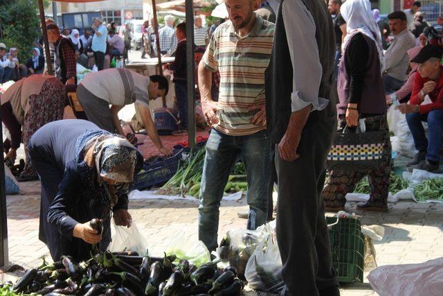 Şuhut’ta yöresel pazara yoğun ilgi