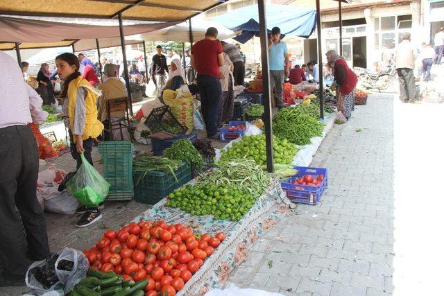 Şuhut’ta yöresel pazara yoğun ilgi