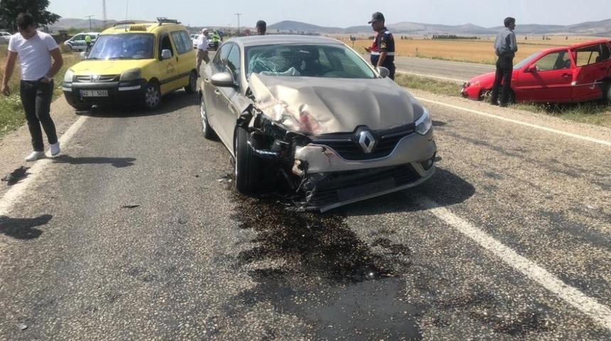 Otomobiller &ccedil;arpıştı: 6 yaralı