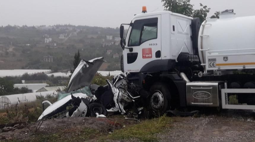 Yalova’da kontrolden çıkan vidanjör 3 araca çarptı: 5 yaralı