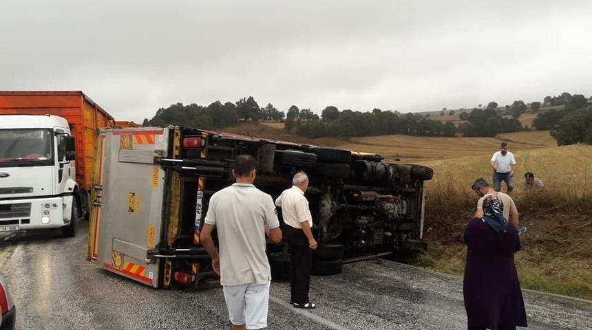 Bilecik’te kamyon devrildi