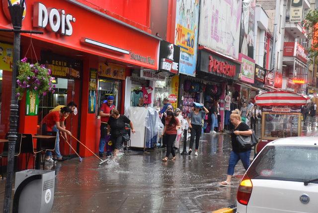 Kırıkkale'de yağmur etkili oldu, iş yerlerini su bastı