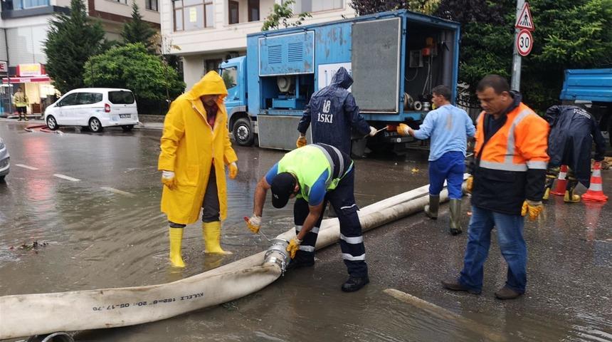 Otoparkı su bastı, mahsur kaldılar