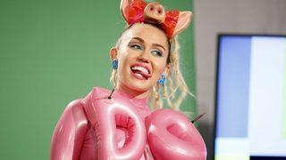 Miley Cyrus evinde oturduğu yerden 1.7 milyon dolar kazandı