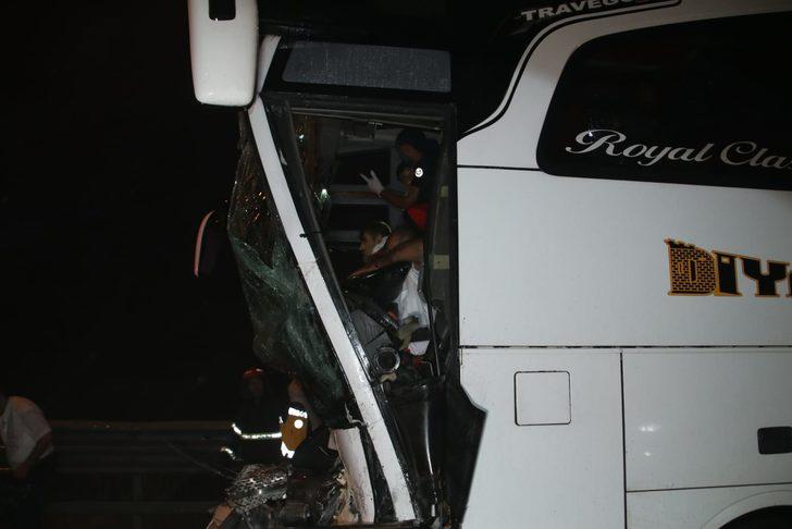 Bolu Dağı'nda yolcu otobüsü TIR'a çarptı: Çok sayıda yaralı var! G4