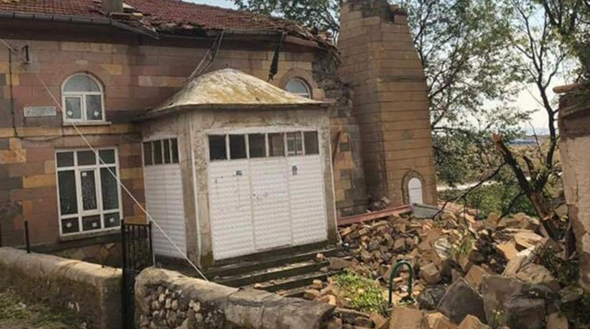 Yoğun yağış ve rüzgar cami minaresini yıktı