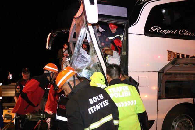 TEM’de, yolcu otobüsü tıra çarptı: 37 yaralı
