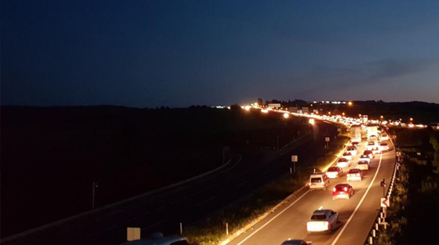 Bayram tatilini uzatan sürücüler gece yollara düştü