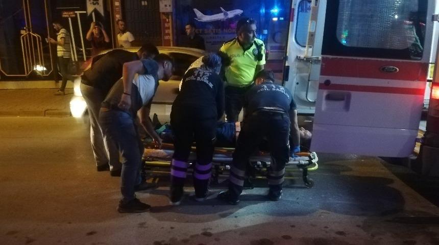 Otomobilin &ccedil;arptığı motosiklet s&uuml;r&uuml;c&uuml;s&uuml; yaralandı