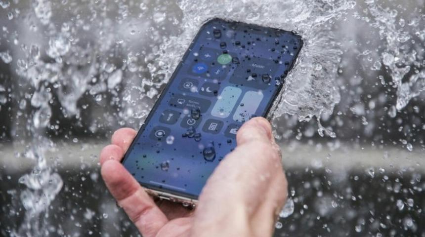 Su altında kalan iPhone şaşırttı
