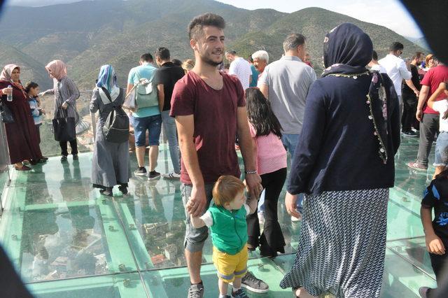 Torul cam seyir terası ziyaretçi akınına uğruyor