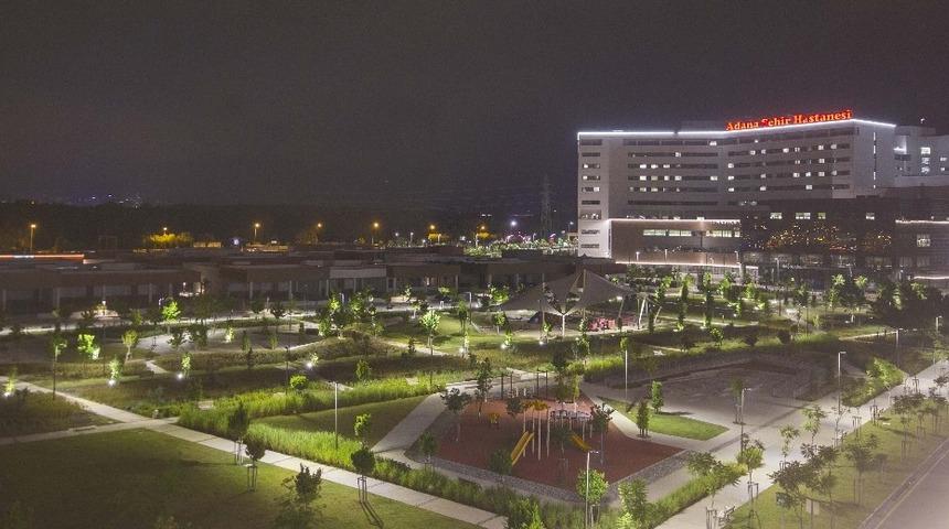 Adana&rsquo;nın g&uuml;neşi, Şehir Hastanesi&rsquo;ni aydınlatıyor